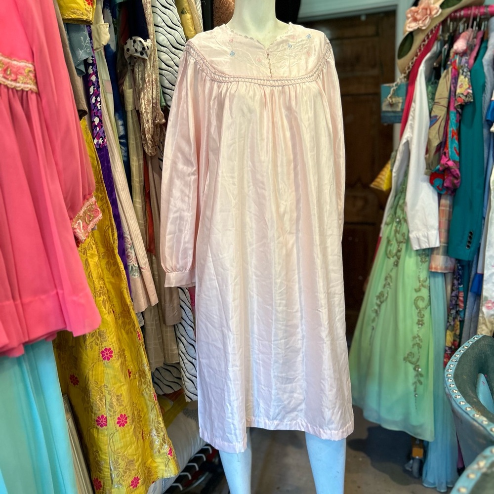Dainty Sweet Vintage Nightgown - Picture 3 of 13